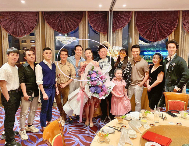 Hà Hồ rạng rỡ lộ diện cùng Kim Lý giữa thông tin mang song thai, cô dùng hoa che chắn vòng 2.