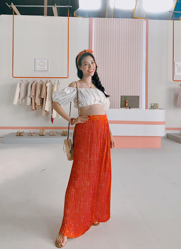 MC Hoàng Oanh tươi tắn, lên đồ sành điệu không kém cạnh ai 