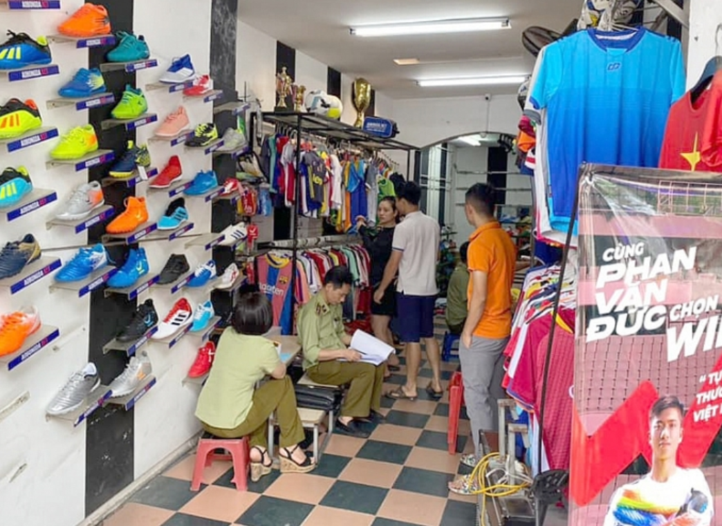 An ninh - Hình sự - Hà Nội: Thu giữ hàng nghìn sản phẩm quần áo nhái các thương hiệu nổi tiếng