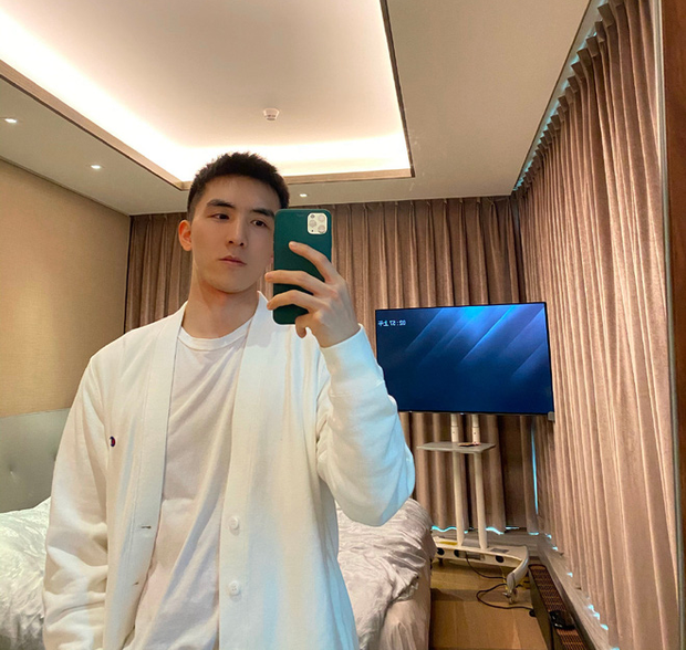 Ngoại hình anh chàng không thay đổi nhiều, ngoại trừ có phần trông chững chạc nam tính hơn