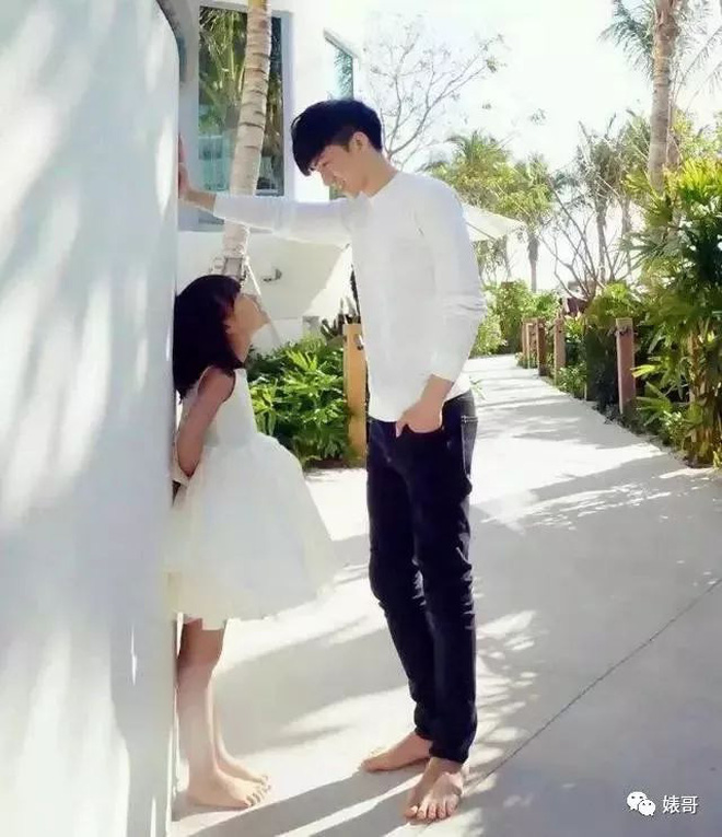 Cặp anh trai - em gái hơn kém nhau 18 tuổi của Ngô Đại Vỹ và Tiểu Bái Bái từng gây sốt MXH