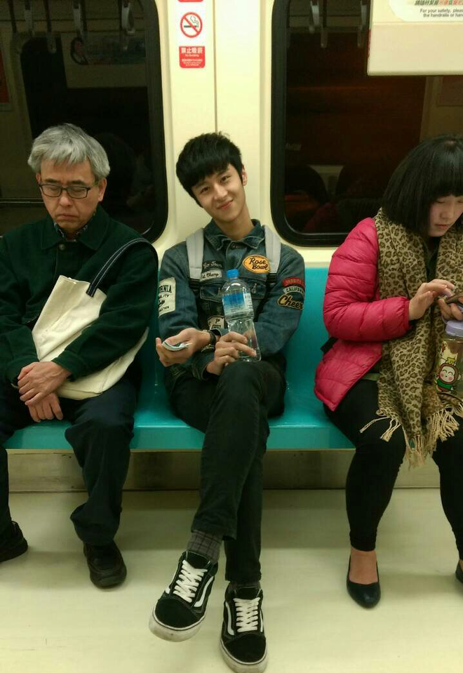 Vạn Gia Lân là chàng trai từng gây sốt vì... cười tạo dáng khi phát hiện bị chụp trộm năm 2016