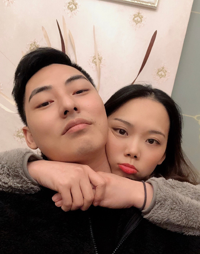 Anh chàng cũng đã có bạn gái, hai người thường xuyên đăng ảnh hạnh phúc lên trang cá nhân