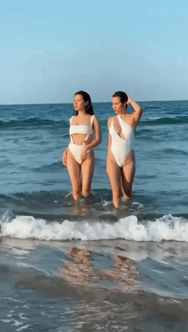 Huyền Lizzie và bạn thân Phanh Lee cùng thả dáng khoe trọn body gợi cảm nhân dịp kỷ niệm 7 năm tình bạn