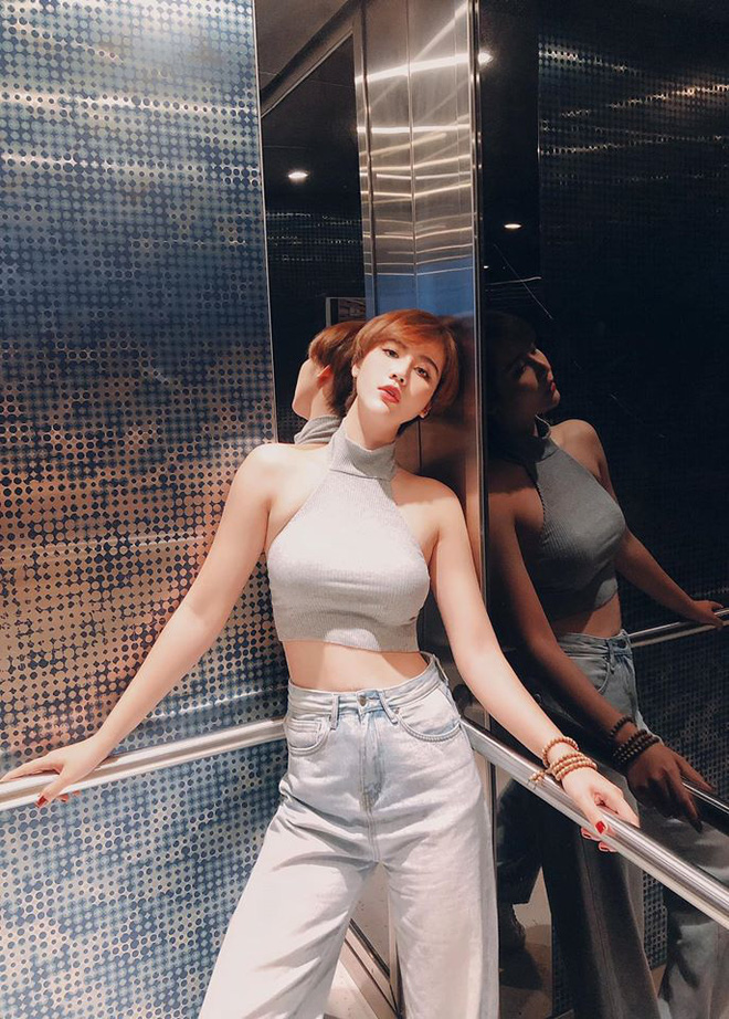 Trong khi đó, mẹ 1 con Huyền Lizzie cũng quyết không thua kém bạn thân khi sở hữu vòng eo con kiến đáng ngưỡng mộ