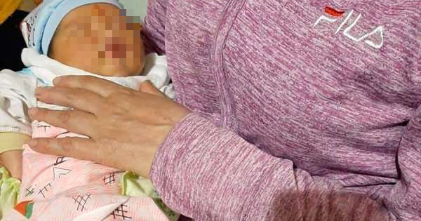 Chiều hôm qua (28/5), mẹ đẻ và bà ngoại bé trai bỏ rơi đã quay lại chùa Trông để xin nhận lại. Ảnh: Bạn đọc cung cấp