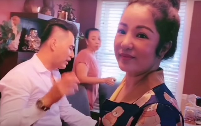 Thúy Nga chia sẻ clip tiếp tục nhờ một người bạn khác dịch hộ tờ xét nghiệm để đính chính thông tin không nhiễm COVID-19