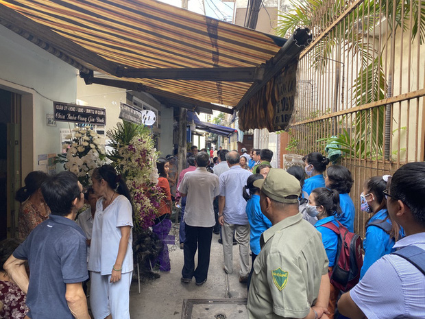 Đám tang của Trung Kiên có rất đông người đến viếng.