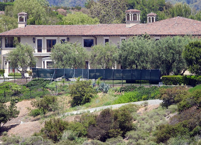 Nhà Sussex lắp hàng rào bảo vệ quanh biệt thự ở Mỹ.