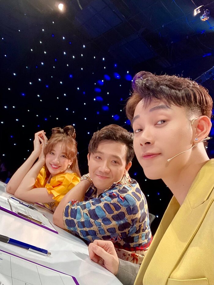 Trước đó nam MC chia sẻ đã được bà xã Hari Won khuyên nhủ và động viên tinh thần để tiếp tục làm việc.