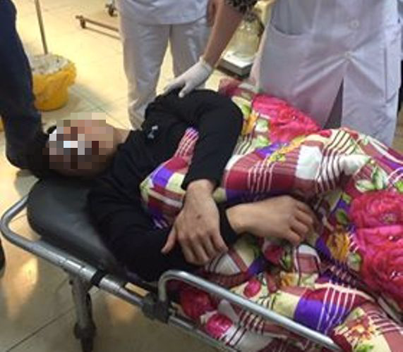 Thời điểm bác sĩ S. bị nhóm côn đồ hành hung ngay tại nơi làm việc. Ảnh: Bạn đọc cung cấp