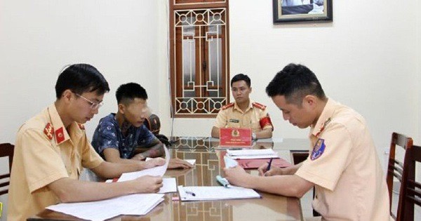 Lái xe máy bằng chân, thanh niên bị CSGT phạt hơn 9 triệu. Ảnh: Cục CSGT