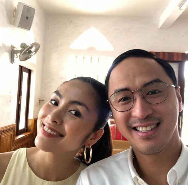 Dễ dàng nhận ra đây là cách chụp ảnh kỷ niệm quen thuộc của Hà Tăng và Louis Nguyễn