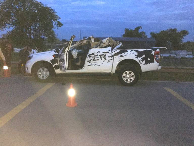 Chiếc xe ô tô bán tải bẹp rúm sau vụ tai nạn nghiêm trọng