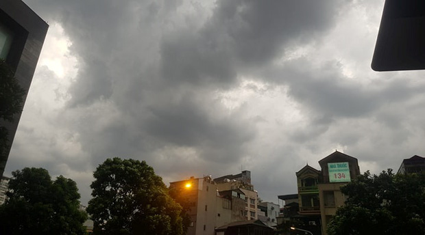 Người dân Thủ đô chỉ cần ngẩng mặt lên là thấy cả bầu trời tối sầm