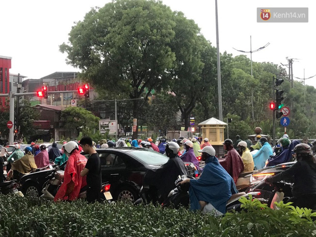 Mưa giông bất chợt đúng giờ tan tầm khiến một số tuyến đường ùn tắc giao thông