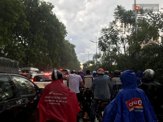 Mưa quá nhanh và bất ngơ khiến nhiều ng trở tay ko kịp đành đội mưa về nhà