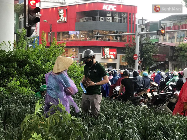 Nhiều người dân tranh thủ mua tạm chiếc áo mưa dọc đường để tránh bị ướt