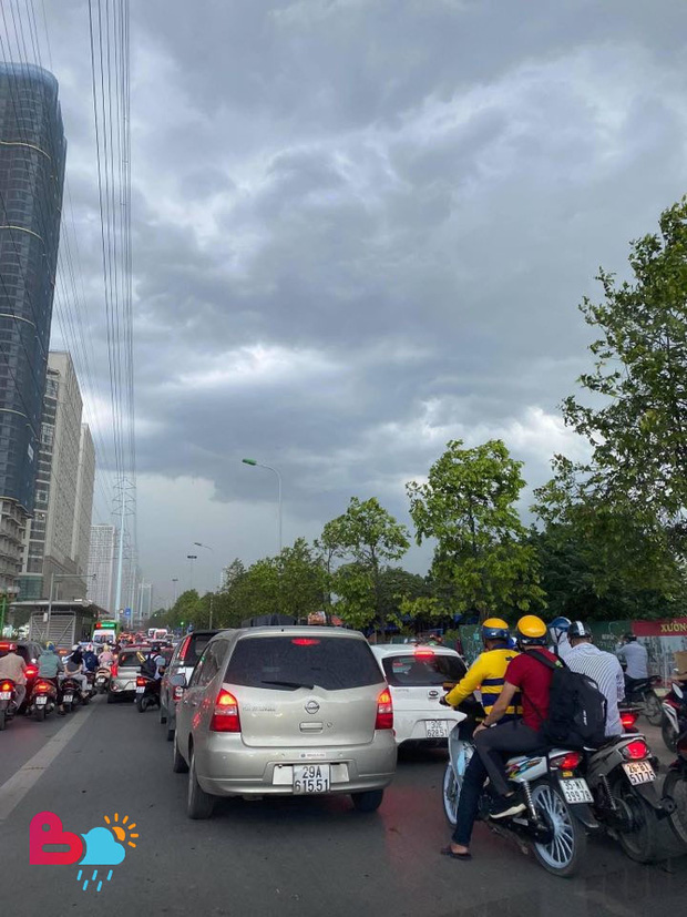 Mây đen kéo đến đúng giờ tan tầm báo hiệu một cơn mưa giải nhiệt sau thời gian nắng nóng gay gắt