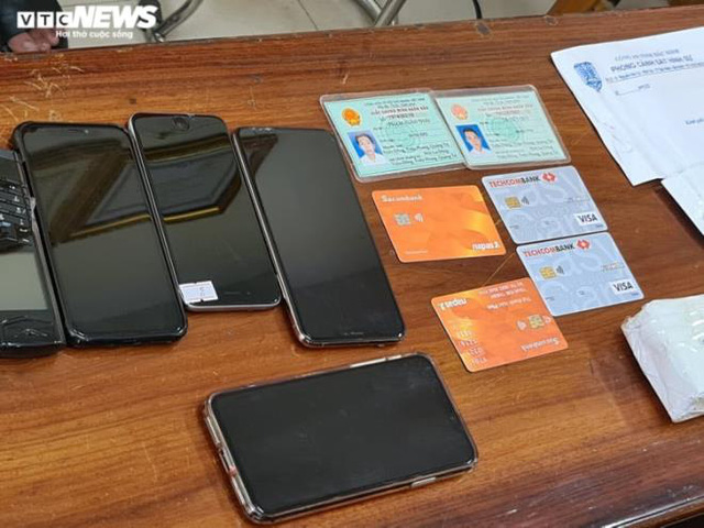 Điện thoại và thẻ ATM được Phạm Xuân Thái cùng đồng bọn dùng để hoạt động lừa đảo.