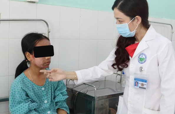 BSCKII Võ Thị Đoan Phượng khám cho bệnh nhân H sau 1 tuần điều trị. Ảnh: BVCC
