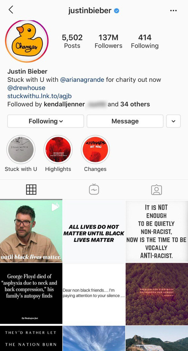 Trong khi Hailey Baldwin dành 1 bài đăng với tấm hình màu đen, thì Justin Bieber đăng tải rất nhiều ủng hộ các nạn nhân, đồng thời nêu cao tinh thần vì cộng đồng