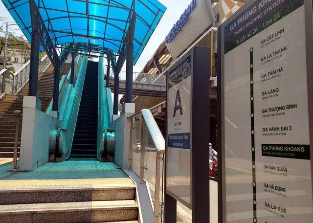 Hạng mục cầu thang bộ, cuốn, mái che, tay vịn đã thi công hoàn thiện nhưng chỉ để... ngắm.