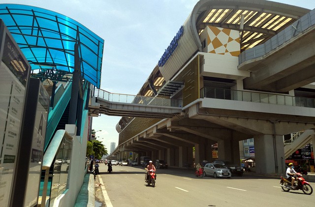 Trời nắng, người dân xem đường sắt là nơi tránh nóng khi di chuyển trên đường Nguyễn Trãi - Trần Phú.