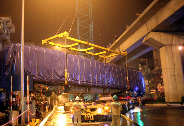 Cuối tháng 2/2015, đoàn tàu đầu tiên được cẩu lên nhà ga Văn Phú (Hà Đông). Sự kiện diễn ra ban đêm và kết thúc lúc 3h sáng nhưng hàng nghìn người dân Thủ đô vẫn háo hức theo dõi.