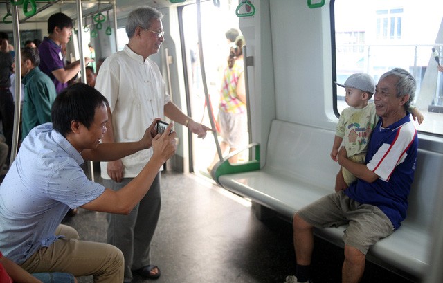 Trong ngày diễn ra sự kiện, đông đảo người dân Thủ đô tranh thủ chụp ảnh ghi lại khoảnh khắc đáng nhớ.