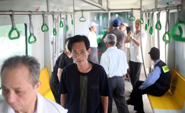 Rất nhiều lần trong những năm qua người dân Thủ đô đã nhìn thấy bóng dáng con tàu vận hành thử chạy dọc từ Cát Linh đến Hà Đông.