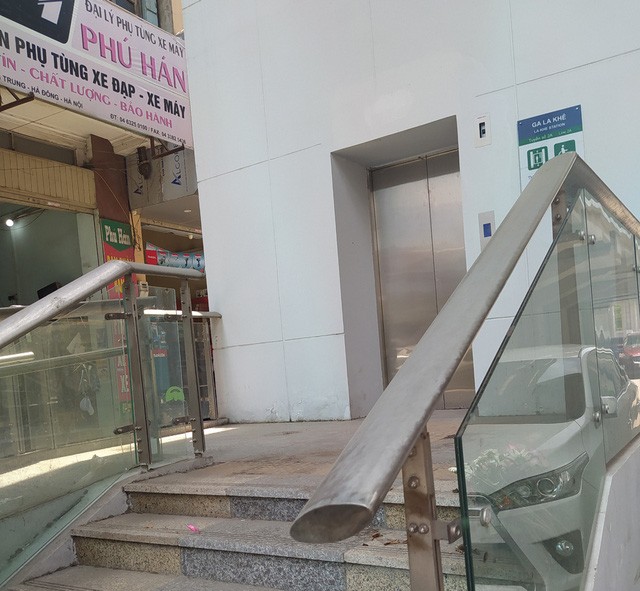 Hệ thống thang máy tại các nhà ga đều cửa đóng then cài và phủ bụi qua năm tháng.