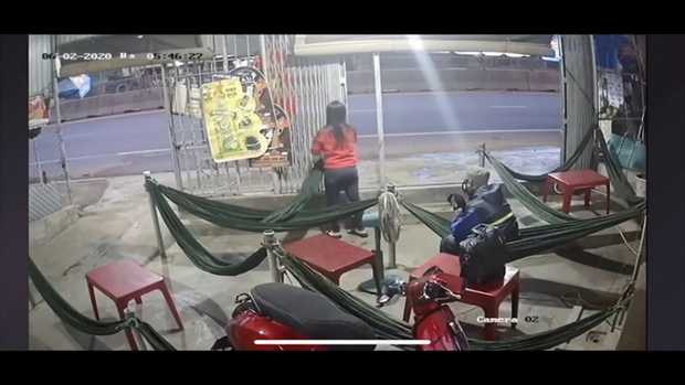 Hung thủ đợi ra tay (ảnh cắt từ clip)