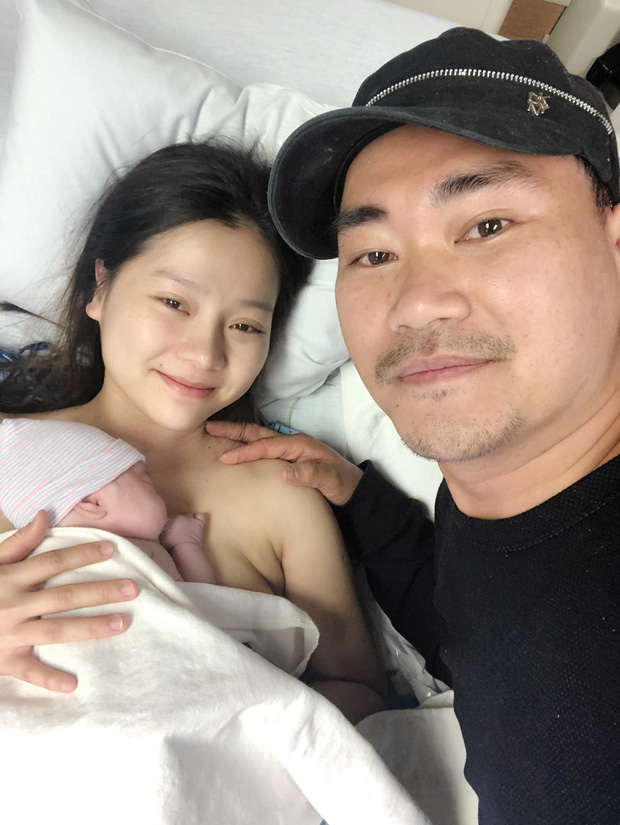 Vì mới sinh nên hiện Khánh Hiền vẫn còn hơi yếu, chưa thể đi lại được