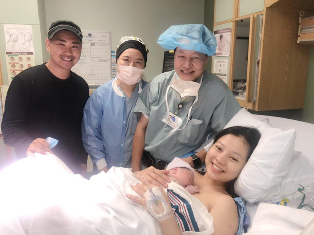 Khoảnh khắc vượt cạn thành công, hạnh phúc ôm con vào lòng được Khánh Hiền chia sẻ trên trang cá nhân.