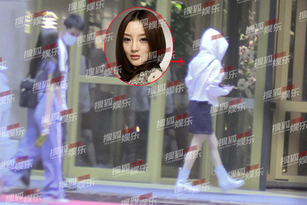 Lý Tiểu Lộ (diện quần ngắn) cùng nhóm bạn tới nhà hàng dùng bữa