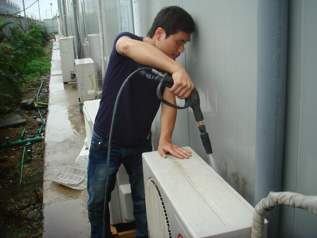 Nhiều thợ điện lạnh lắp điều hòa ngoài trời nắng nóng không sử dụng đồ bảo hộ.