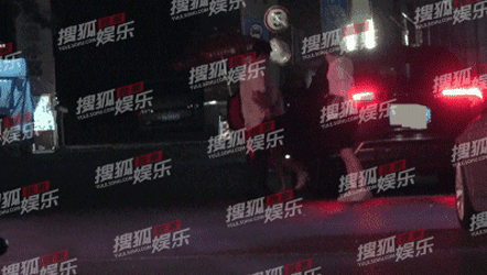 Vợ cũ Giả Nãi Lượng lảo đảo, chân đi không vững