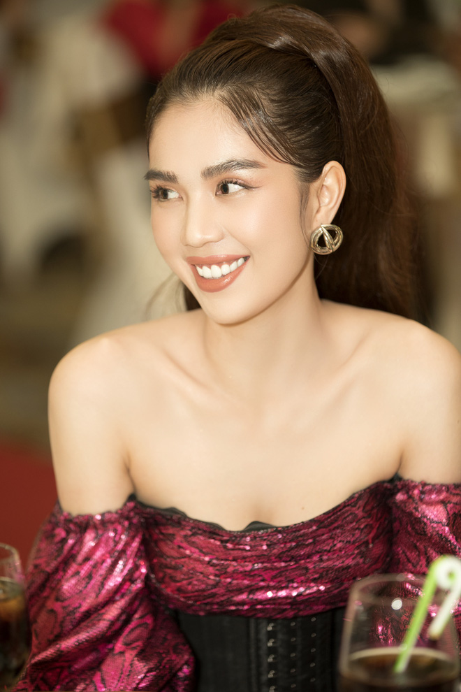 Nhan sắc rạng rỡ của Ngọc Trinh khi tham dự sự kiện.