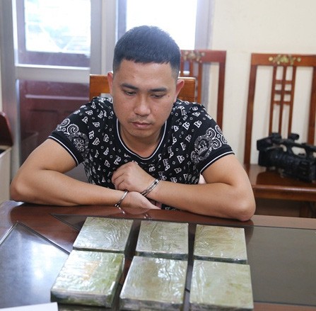 Đối tượng Hoàng Văn Linh cùng tang vật tại CQCA. Ảnh: CAND