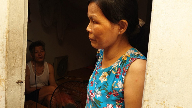 Bà Mỹ cùng chồng ở phòng trọ nóng nực, mặc dù không có điều hòa nhưng hàng tháng bà Mỹ vẫn phải chi trả 4.000 đồng/số điện (kWh).