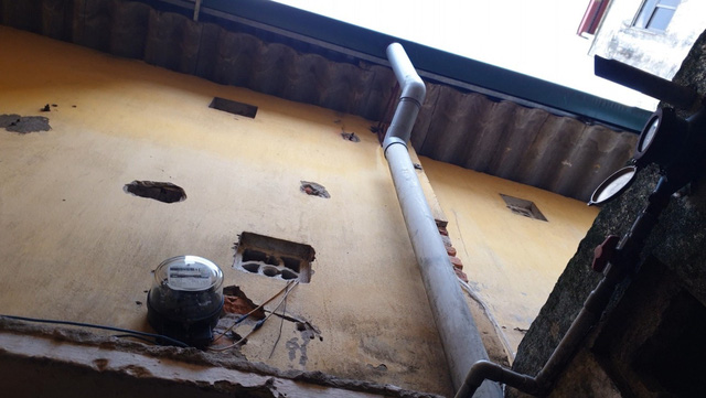 Mỗi phòng trọ trong khu trọ của bà Mỹ được trang bị 1 công điện, 1 công tơ nước riêng rẽ.