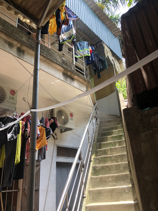 Tại khu trọ của chị Tươi, mặc dù mái nhà được lợp bằng tấm fibro xi măng nhưng mỗi phòng đều được chủ nhà trang bị điều hòa. Vì vậy, riêng tiền điện những ngày hè mà chị Tươi phải chi trả cũng lên đến hơn 1 triệu đồng/tháng.