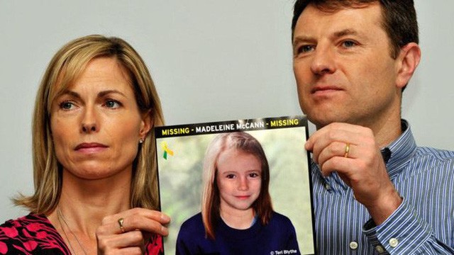 Ông Gerry McCann và vợ tại một cuộc họp báo năm 2012, cầm bức ảnh do máy tính tạo ra về diện mạo tiềm tàng của con gái mình, bé Madeleine, vào thời điểm đó. Ảnh: PA