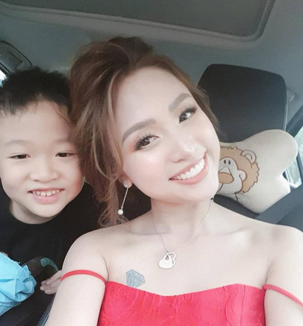 Vân Hugo và con trai.