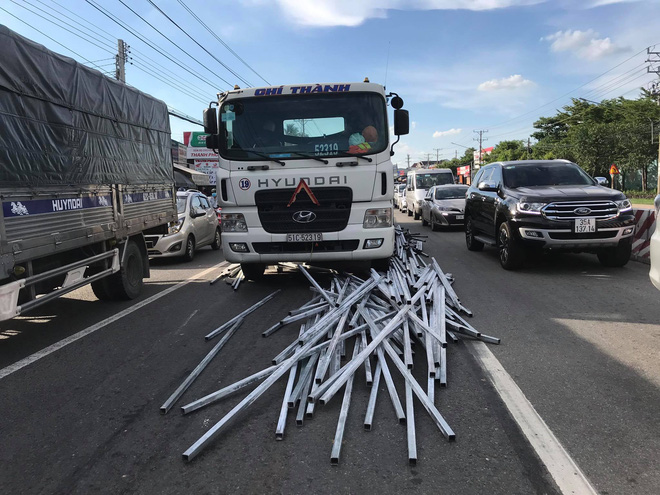Hàng trăm thanh sắt bị đứt dây phi xuống đường khiến giao thông gặp nhiều khó khăn.