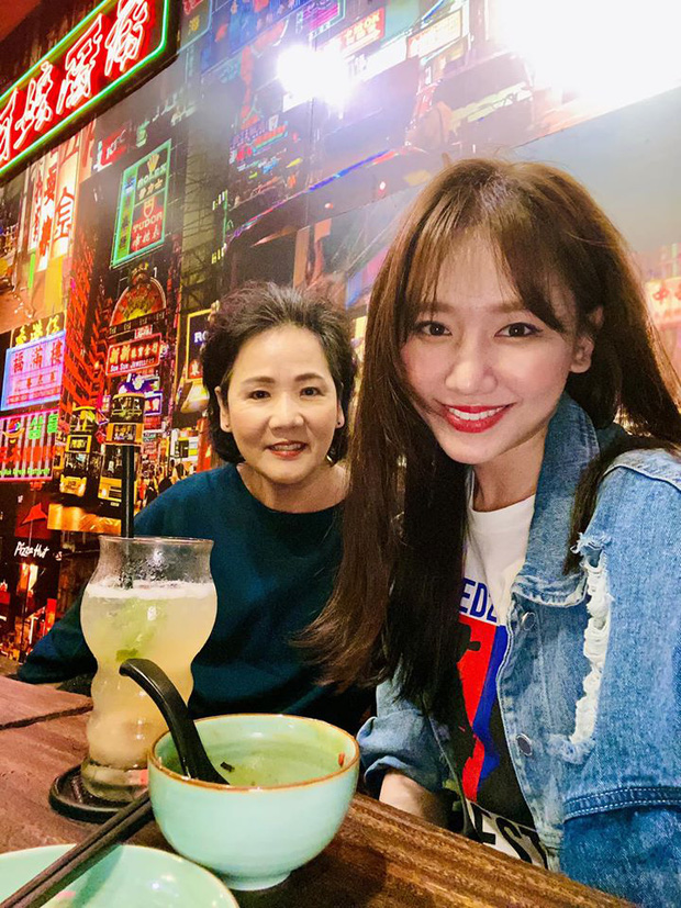 Hari Won rất thân thiết với mẹ, cô thường xuyên đi ăn uống và đưa bà đi du lịch nhiều nơi.