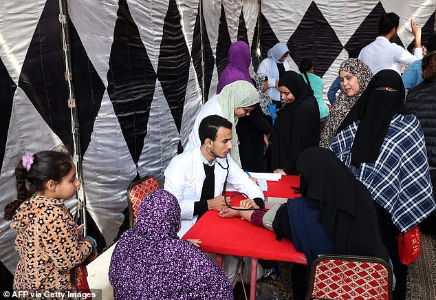 Các bác sĩ Ai Cập đưa ra lời khuyên y tế cho phụ nữ và trẻ em gái về FGM trong chiến dịch nâng cao nhận thức ở Giza, ngoại ô thủ đô Cairo, vào tháng 2 năm 2020.