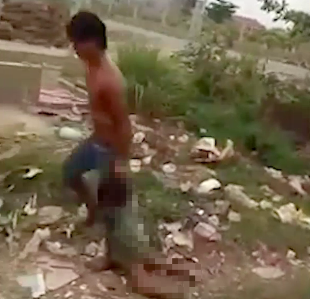 N. lúc bị cha đánh đập dã man. Ảnh cắt ra từ clip