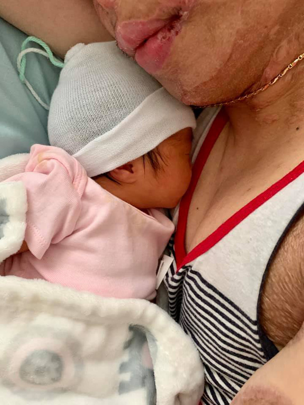 Hình ảnh anh Nghiêm Võ chụp cùng thiên thần nhỏ mới chào đời của mình